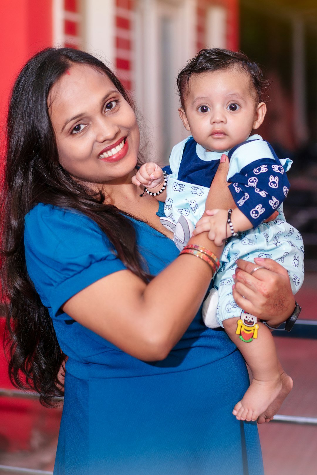 Mother holding newborn baby at home, 24 hour japa maid care in Delhi